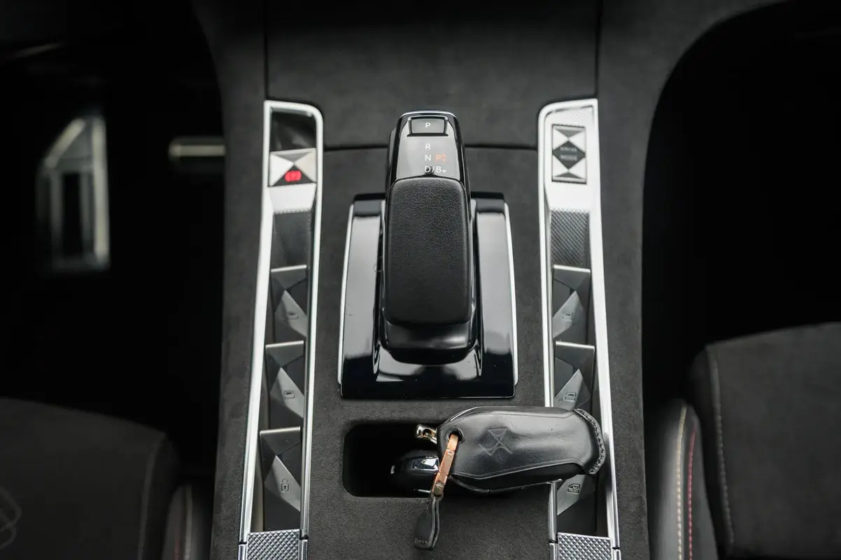 DS DS7 Crossback E-Tense Performance Line EAT8 43
