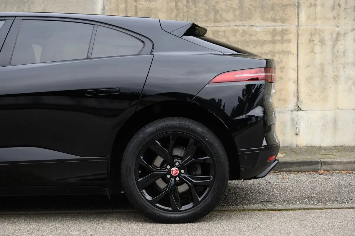 Jaguar I-Pace EV400 R-Dynamic HSE AWD 8