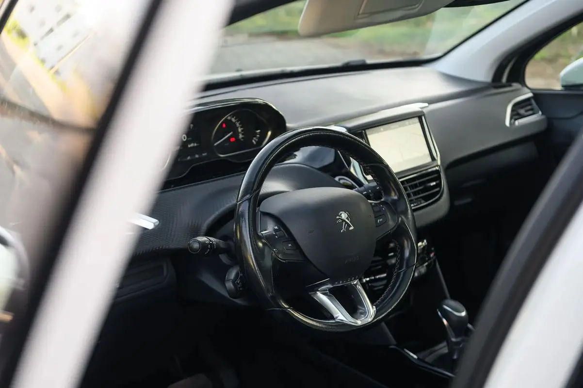 Peugeot 2008 1.2 PureTech Allure EAT6 7