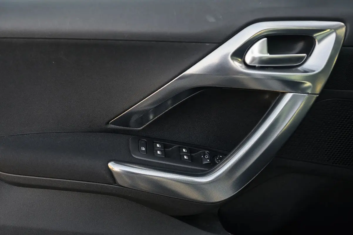 Peugeot 2008 1.2 PureTech Allure EAT6 9