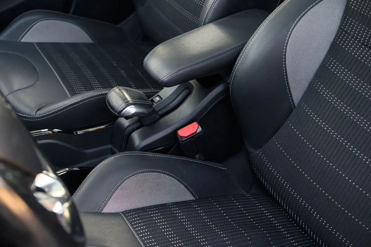 Peugeot 2008 1.2 PureTech Allure EAT6 10