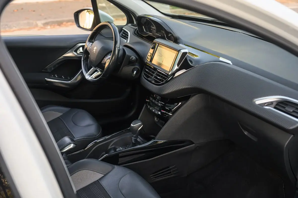 Peugeot 2008 1.2 PureTech Allure EAT6 13