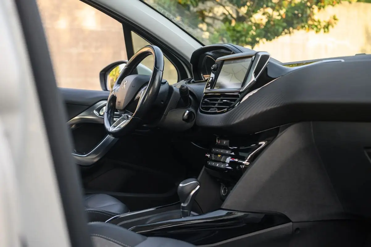 Peugeot 2008 1.2 PureTech Allure EAT6 14