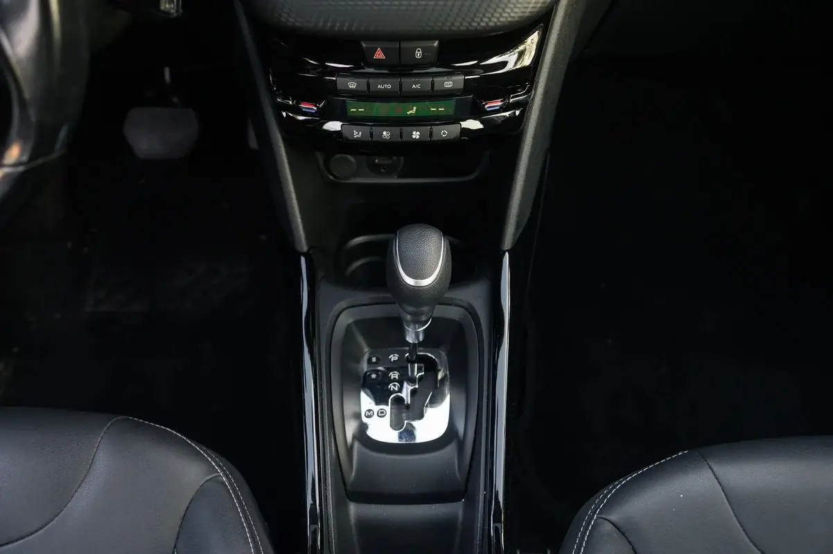 Peugeot 2008 1.2 PureTech Allure EAT6 24