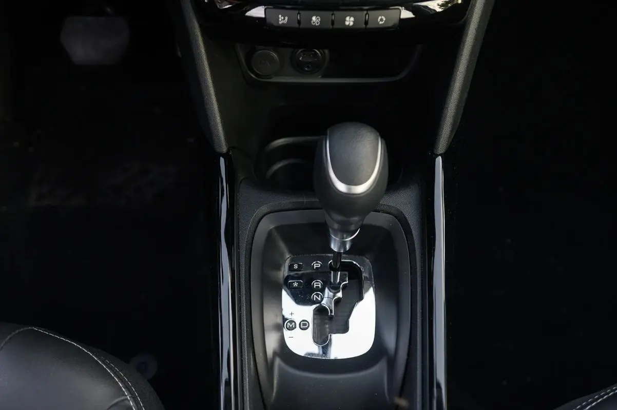 Peugeot 2008 1.2 PureTech Allure EAT6 23