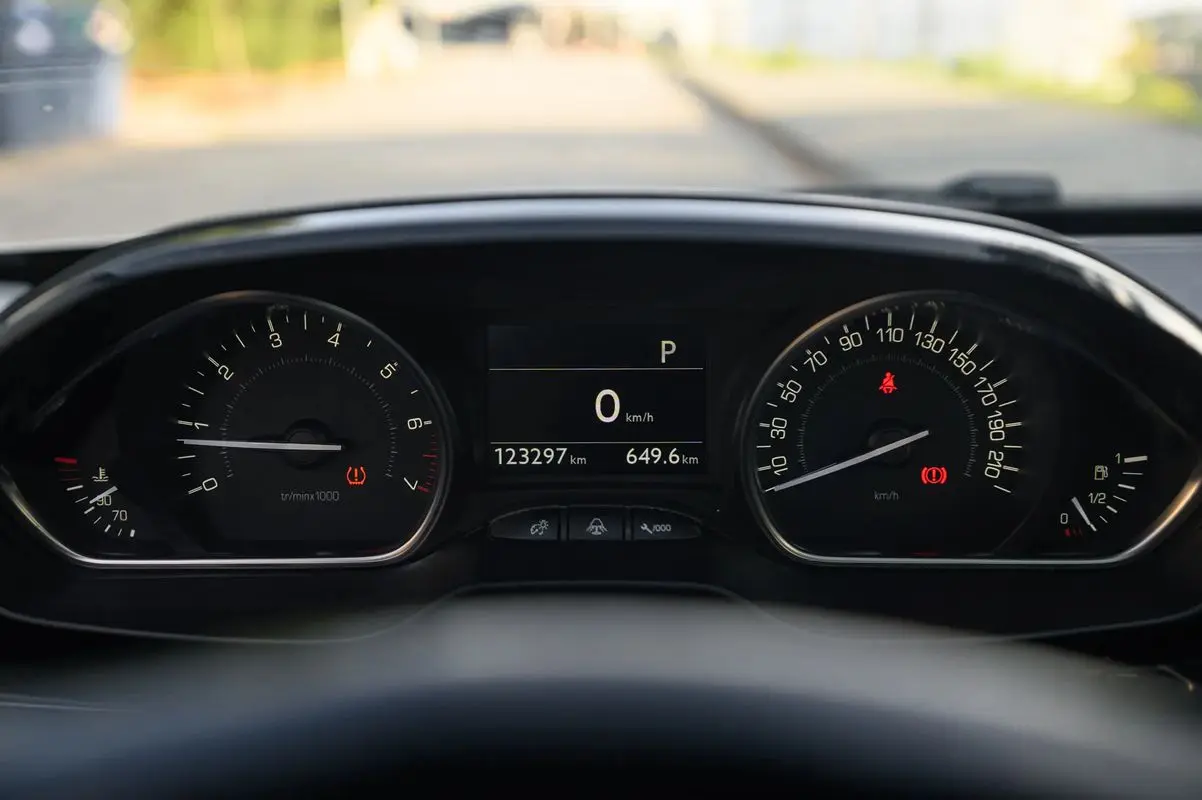 Peugeot 2008 1.2 PureTech Allure EAT6 28