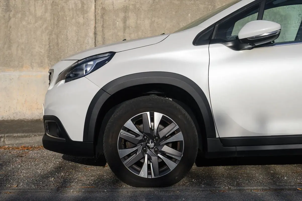 Peugeot 2008 1.2 PureTech Allure EAT6 34