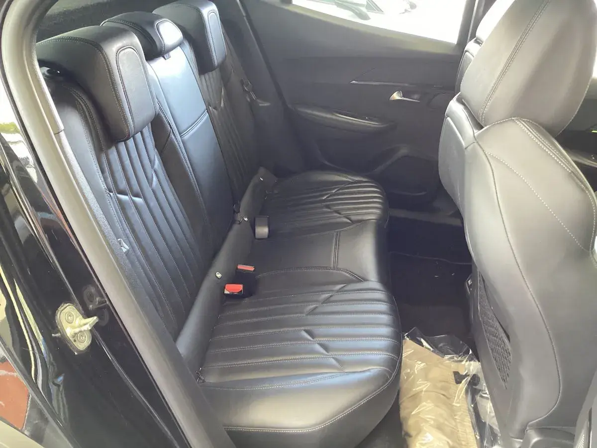 Peugeot 2008 1.2 PureTech GT EAT8 6