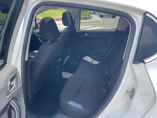 Peugeot 208 10