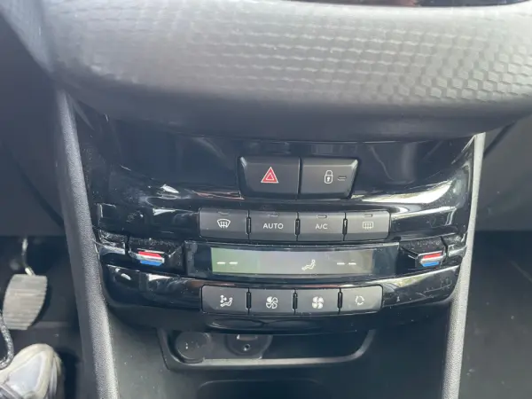 Peugeot 2008 1.2 PureTech Style 17