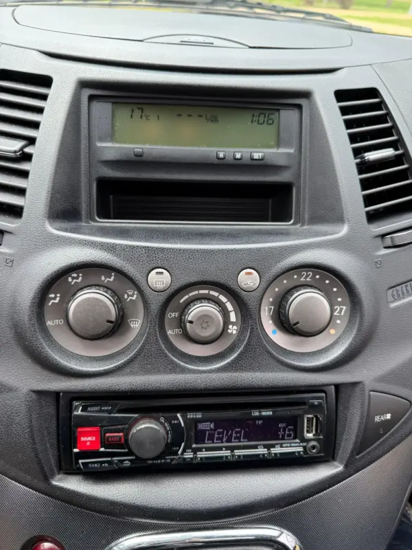 Mitsubishi Grandis 12
