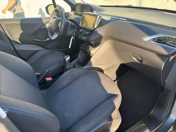 Peugeot 208 14