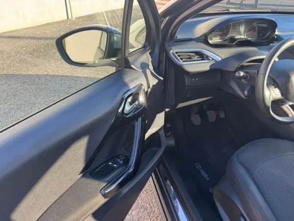 Peugeot 208 8