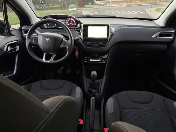 Peugeot 208 10