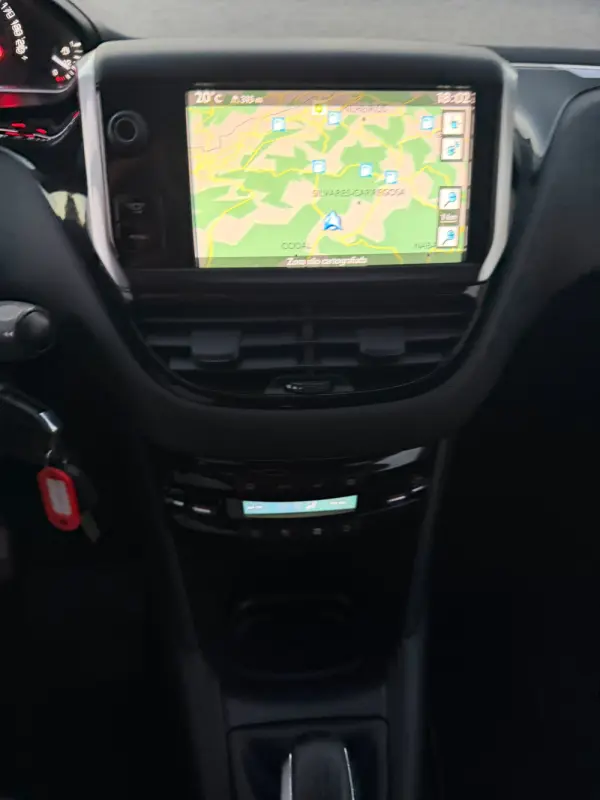 Peugeot 208 6