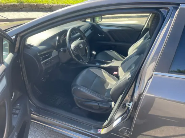 Toyota Avensis 8