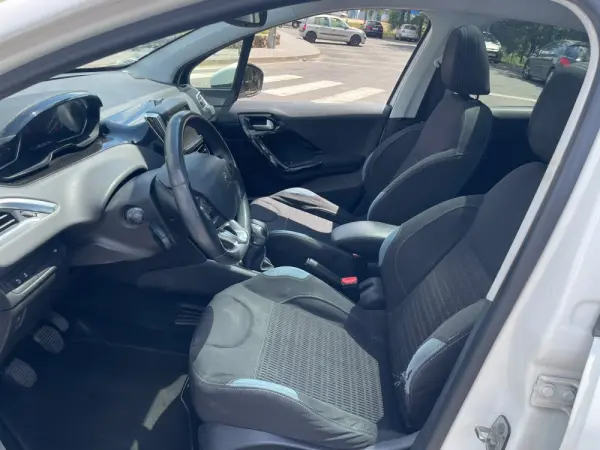 Peugeot 208 4