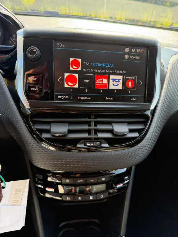 Peugeot 2008 8