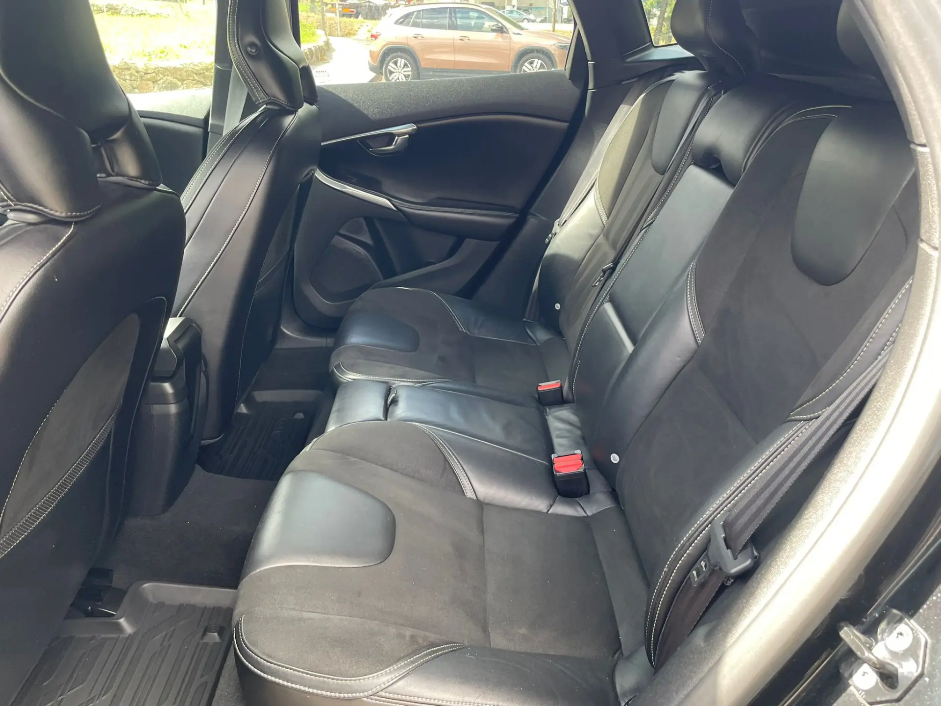 Volvo V40 1.6 D2 R-Design 4
