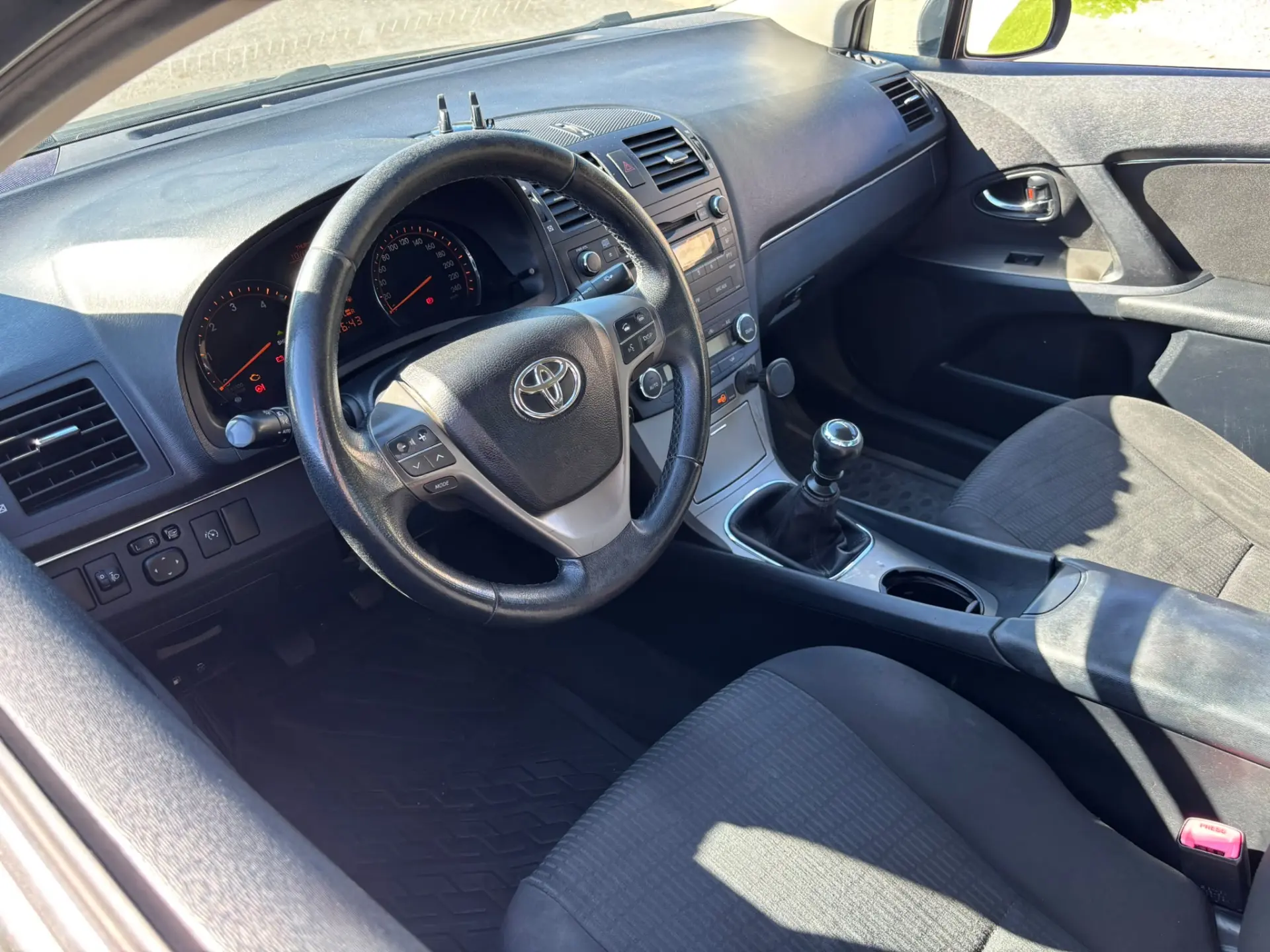 Toyota Avensis 8