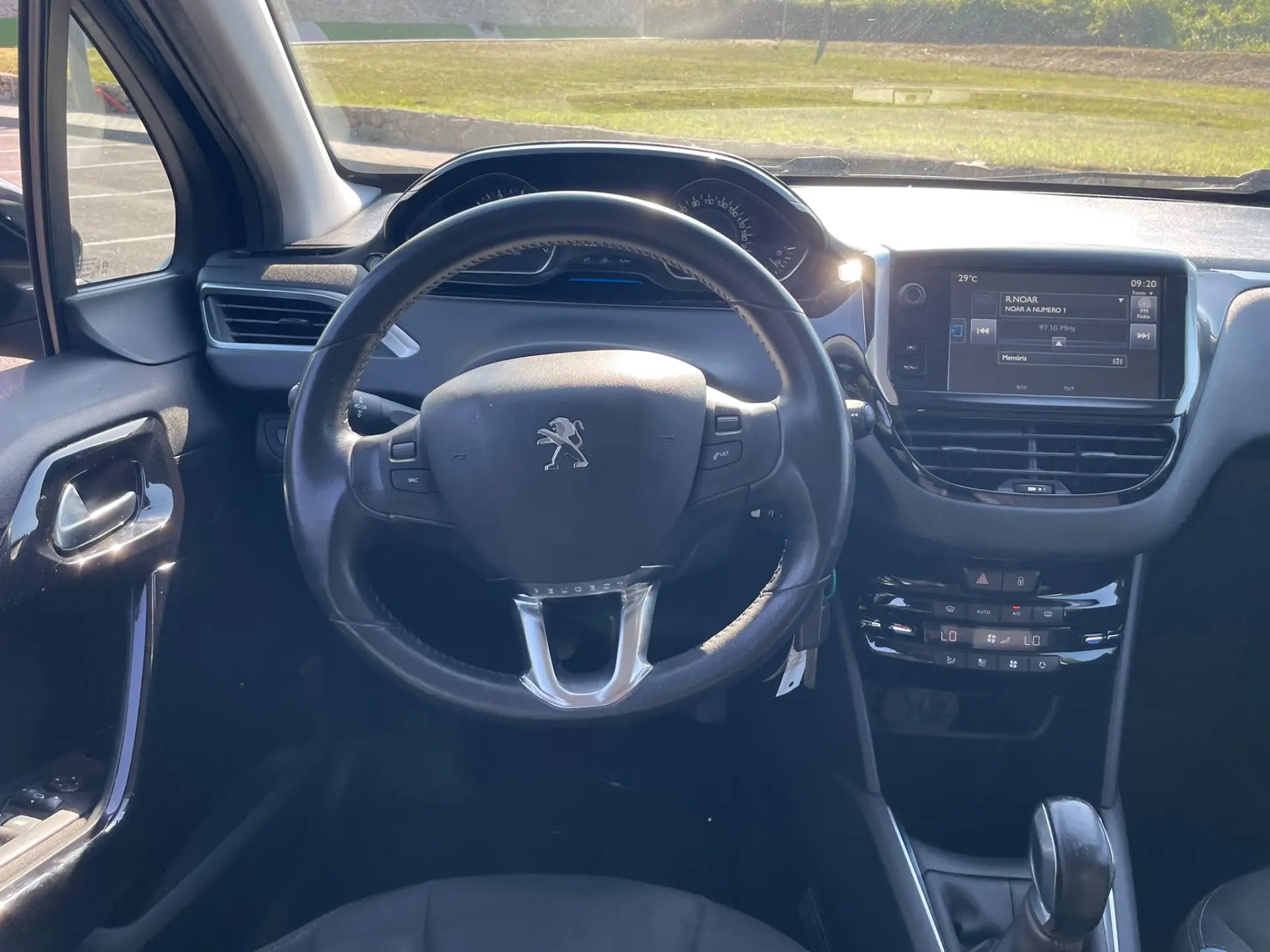 Peugeot 208 10