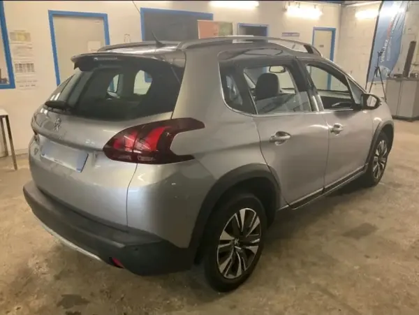 Peugeot 2008 1.2 Pure Tech Allure 6