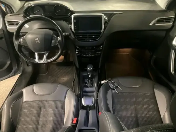 Peugeot 2008 1.2 Pure Tech Allure 5