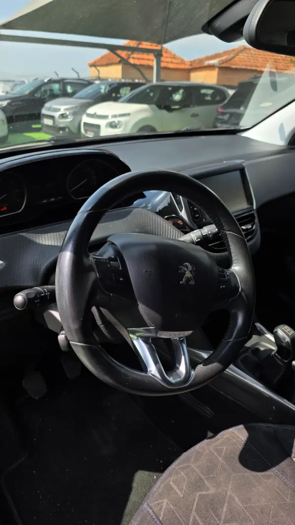 Peugeot 2008 1.2 e-THP Style 3