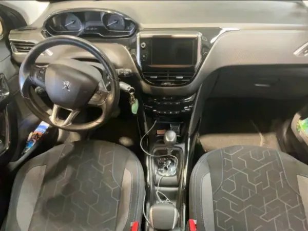 Peugeot 2008 1.2 PureTech Signature EAT6 4