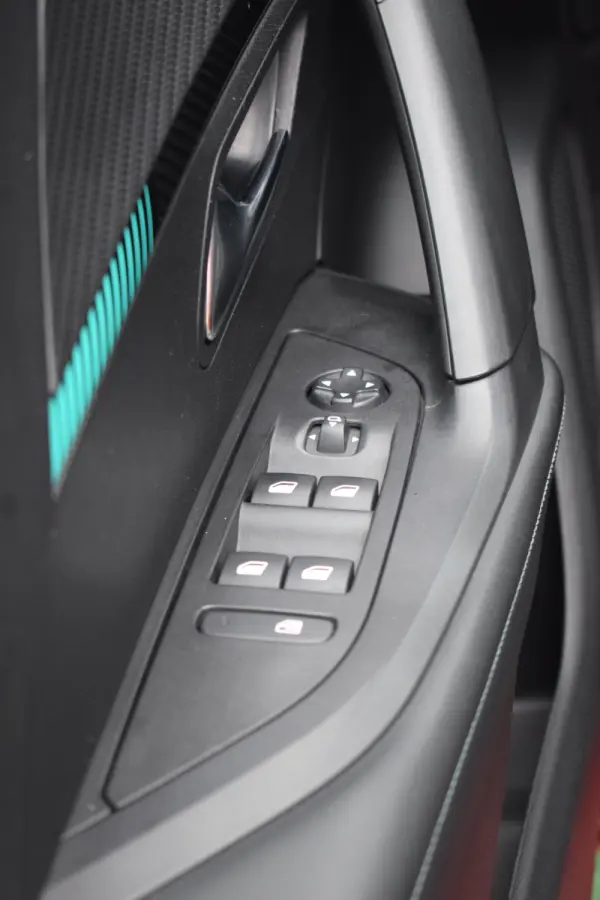 Peugeot 2008 PureTech 100 Allure 10