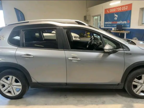 Peugeot 2008 1.2 PureTech Signature EAT6 3