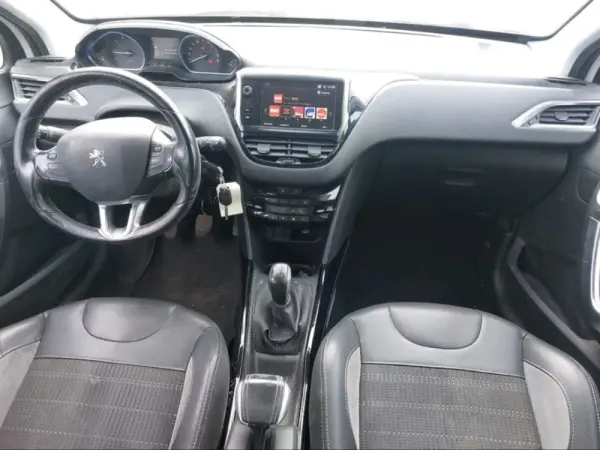 Peugeot 2008 1.2 PureTech Allure 5