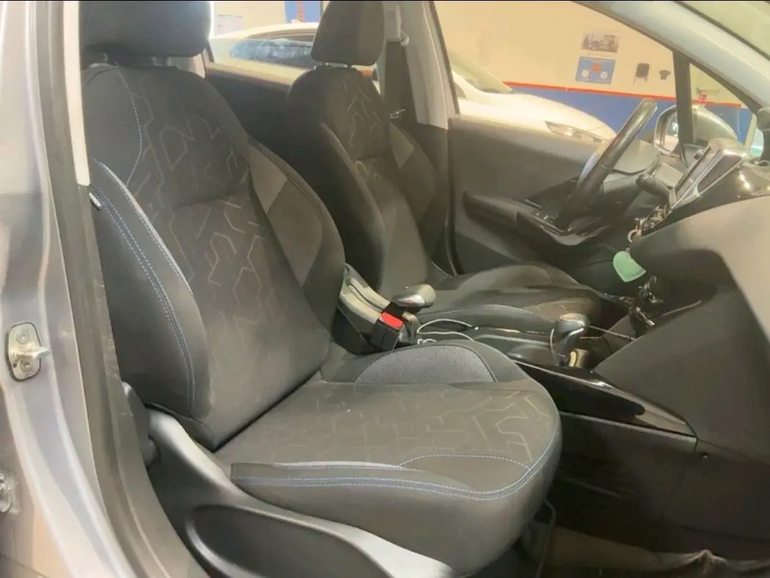 Peugeot 2008 1.2 PureTech Signature EAT6 5