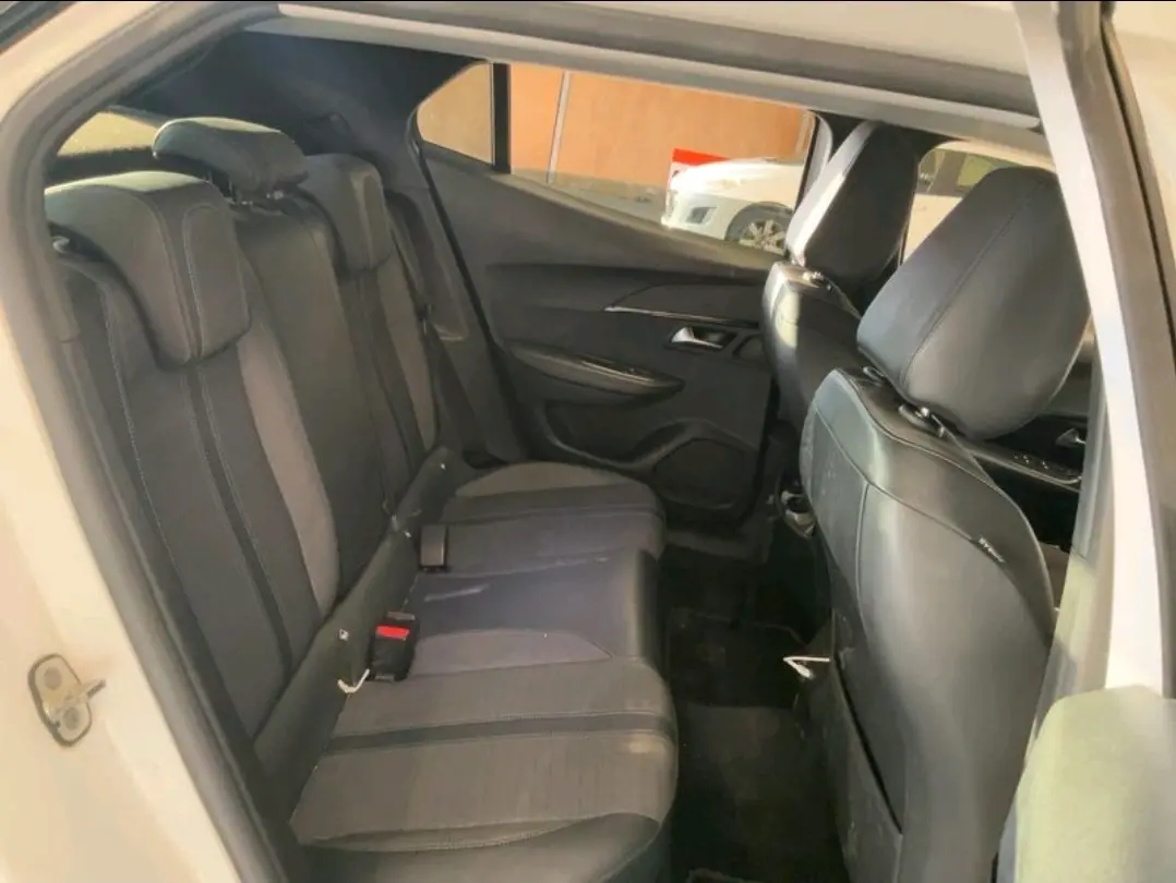 Peugeot 2008 PureTech 100 Allure 9