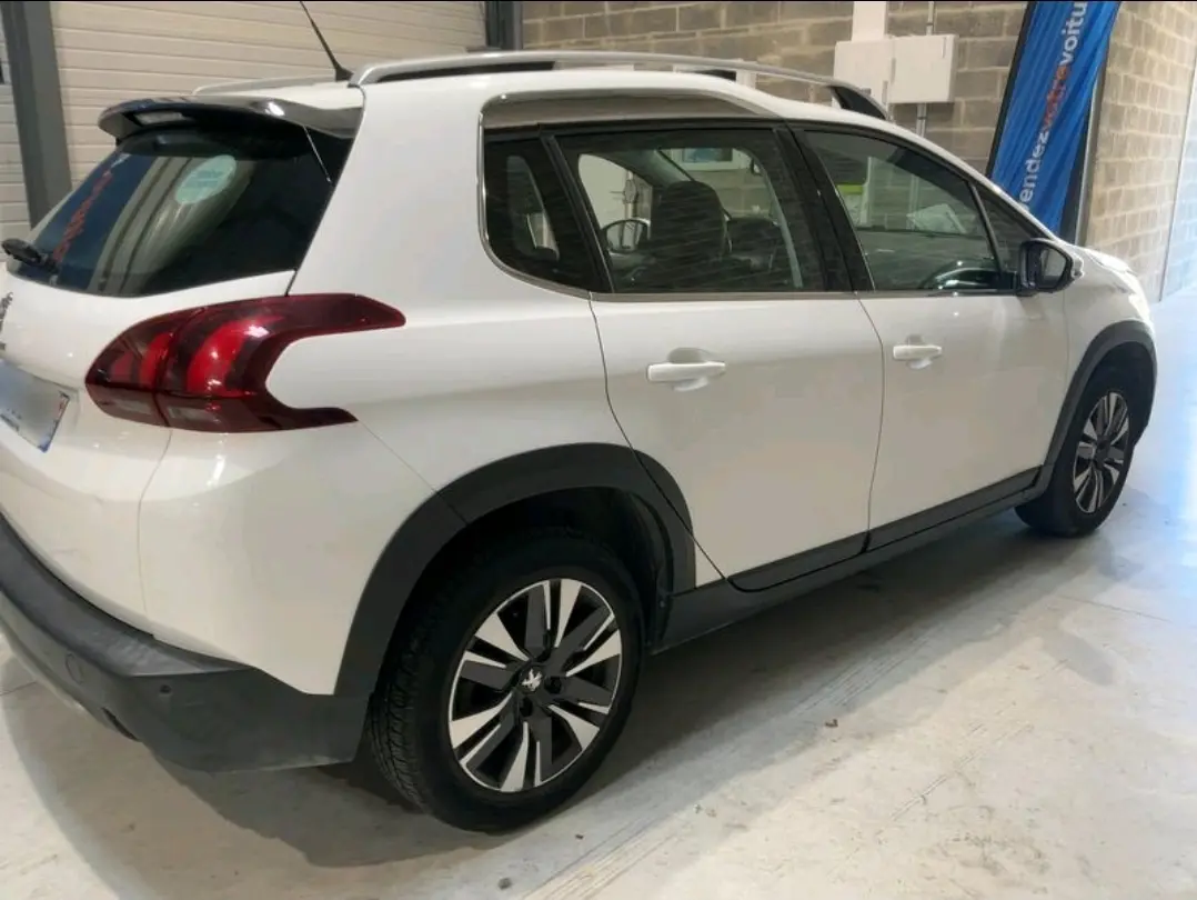 Peugeot 2008 1.2 PureTech Allure EAT6 5
