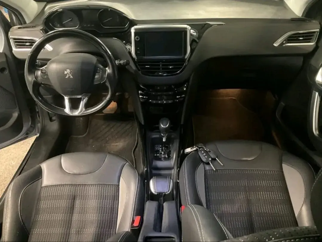 Peugeot 2008 1.2 Pure Tech Allure 5