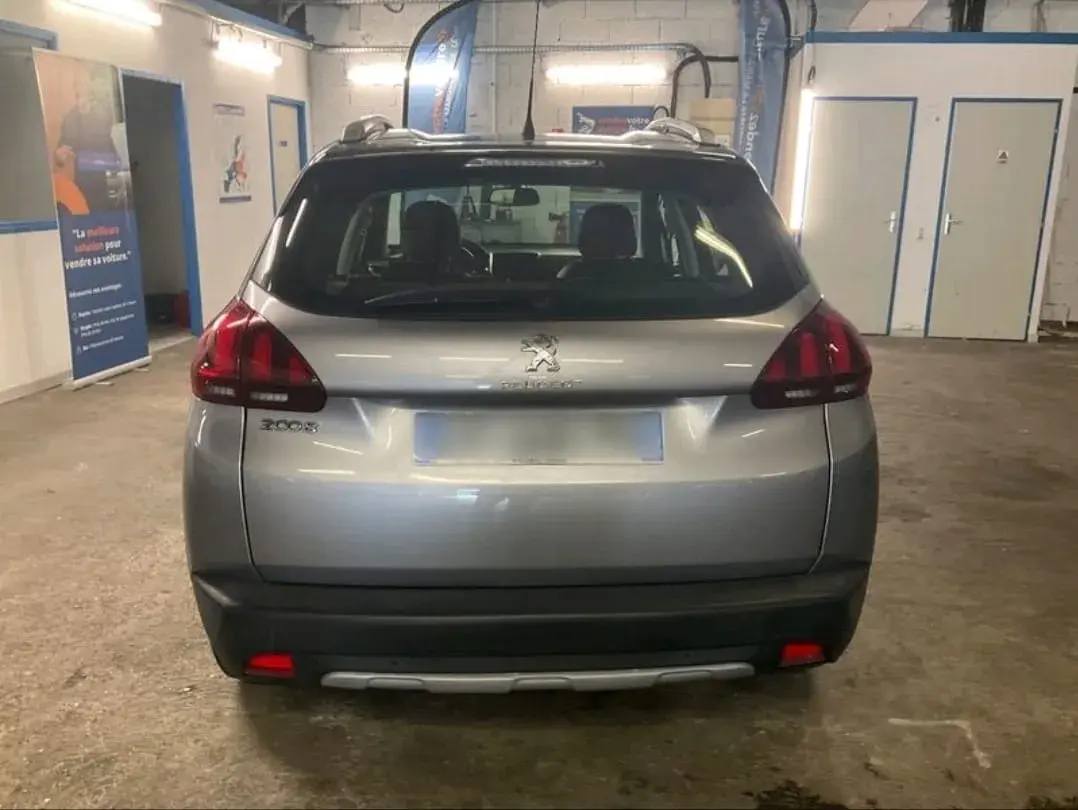 Peugeot 2008 1.2 Pure Tech Allure 8