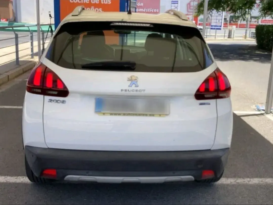 Peugeot 2008 1.2 PureTech Allure 5