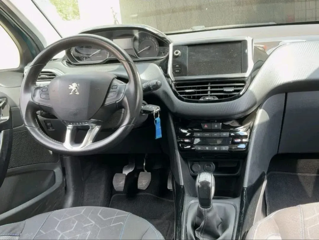 Peugeot 2008 1.2 PureTech Signature 3