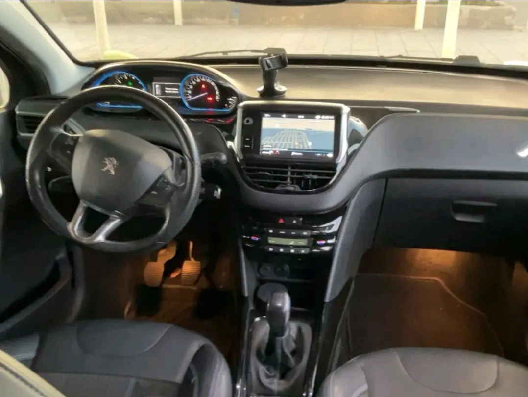 Peugeot 2008 1.2 PureTech Allure 4