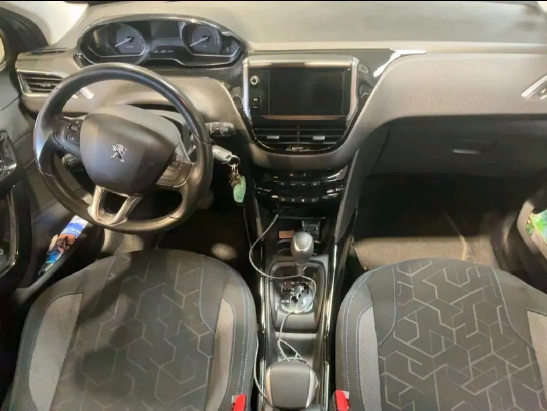 Peugeot 2008 1.2 PureTech Signature EAT6 4