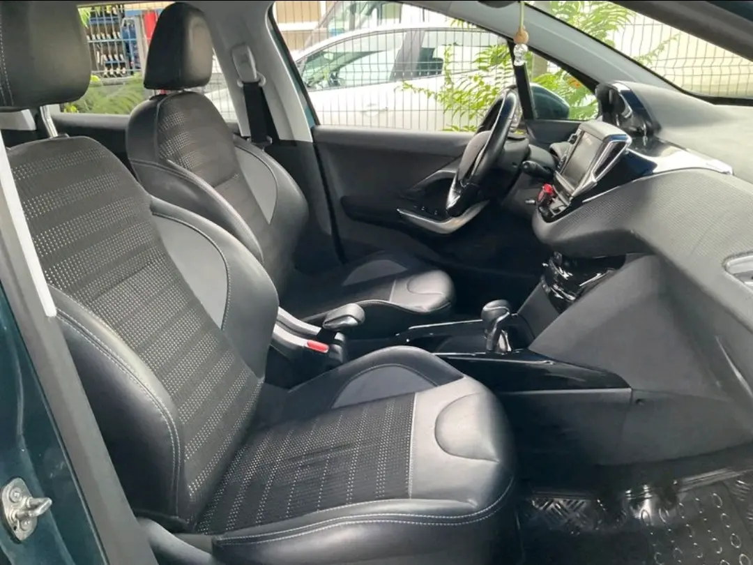 Peugeot 2008 1.2 PureTech Allure EAT6 5