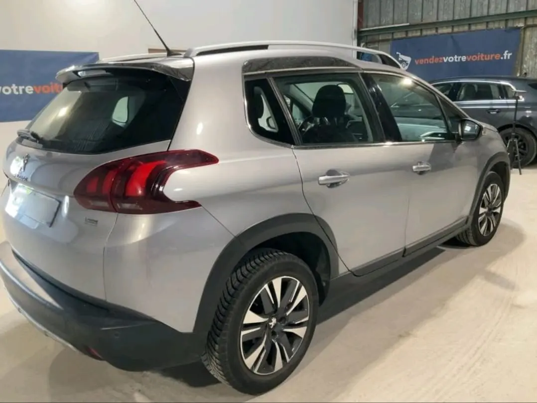 Peugeot 2008 1.2 PureTech Allure 5