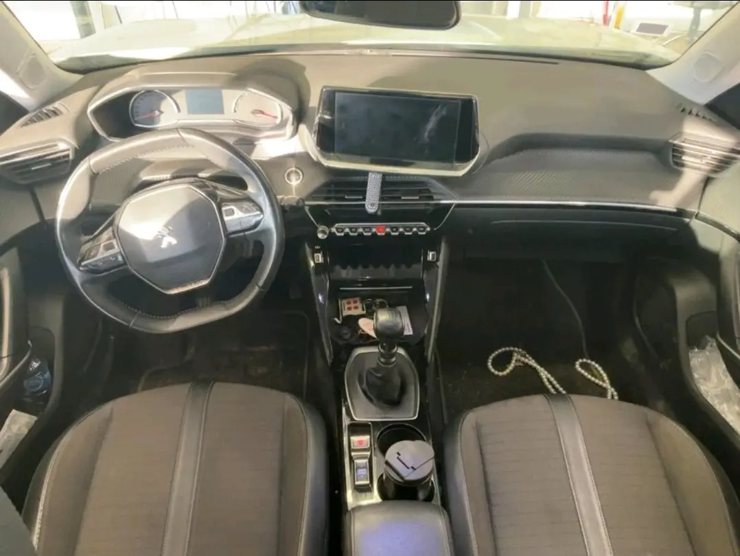 Peugeot 2008 PureTech 100 Allure 8