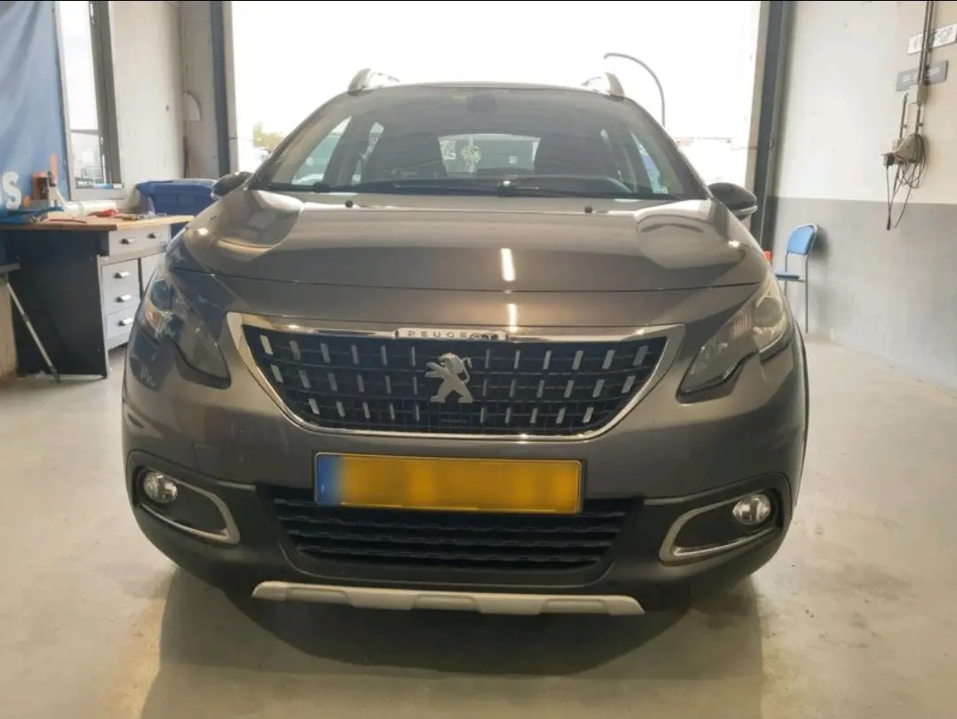 Peugeot 2008 1.2 PureTech Allure EAT6 8