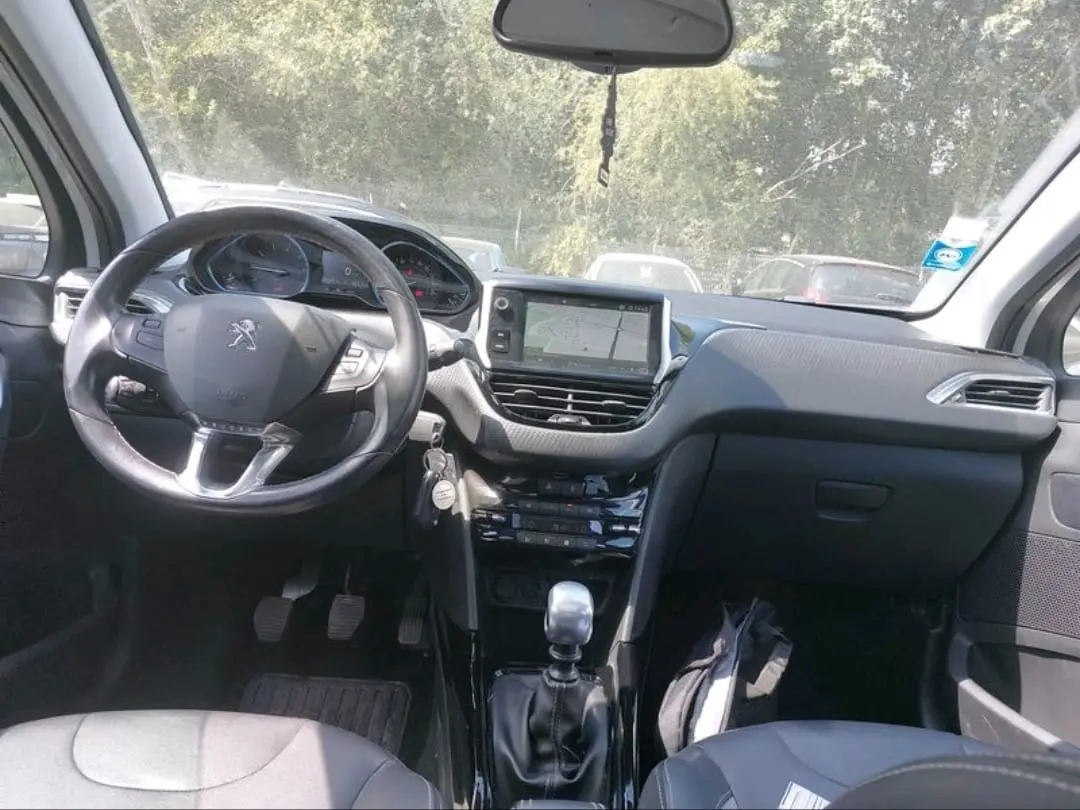 Peugeot 2008 1.2 PureTech Allure 5