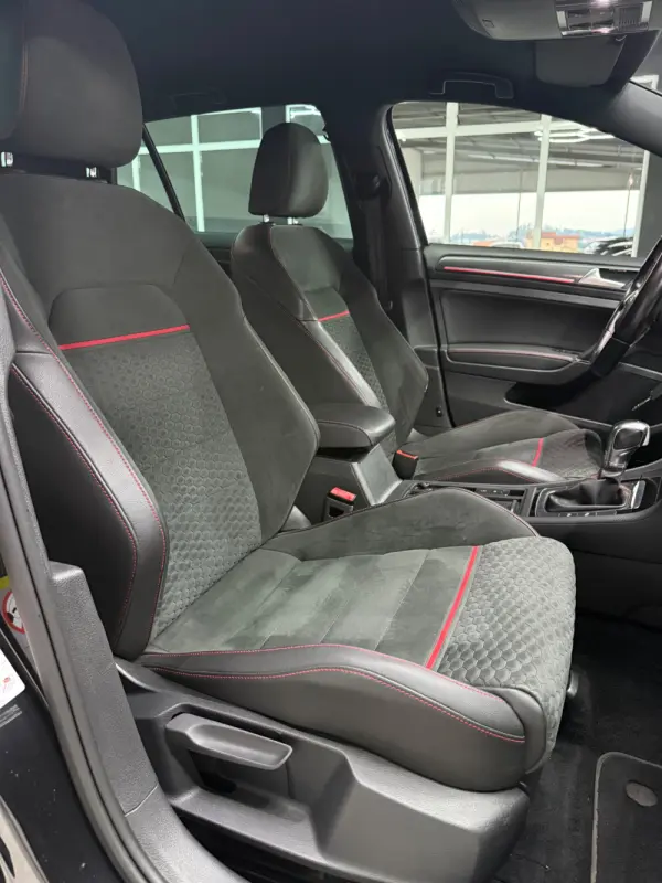 Volkswagen Golf 2.0 TSI GTI DSG Performance 12