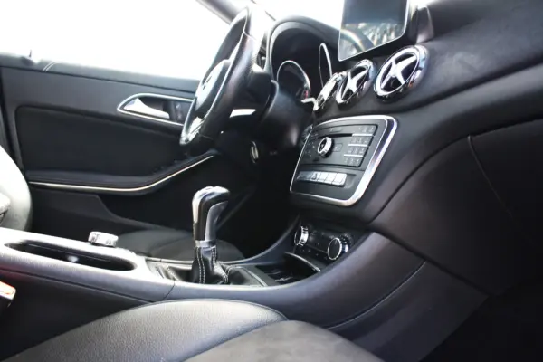 Mercedes-Benz CLA 180 d Progressive 12