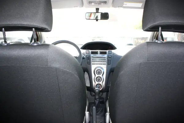 Toyota Yaris 1.0 VVT-i Comfort+AC 13