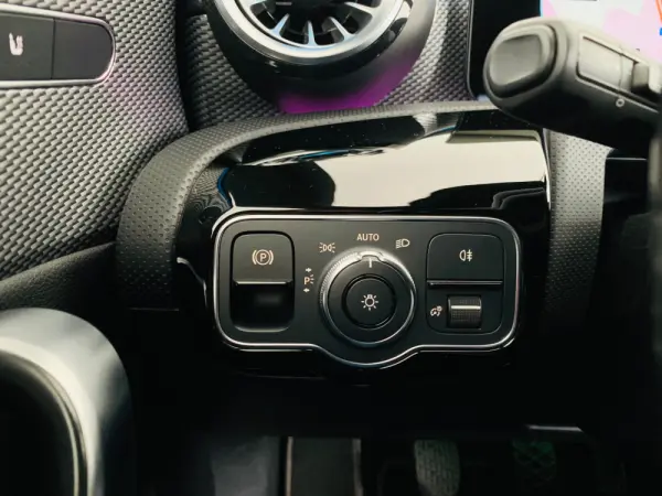 Mercedes-Benz CLA 180 d Progressive 11